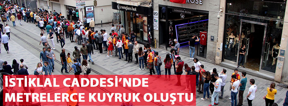 İstiklal Caddesi’nde metrelerce bilet kuyruğu