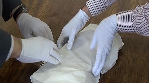 40 yıldır aynı ailedeydi bugün teslim edildi! 524 yaşında, özel eldivenlerle açıp…!