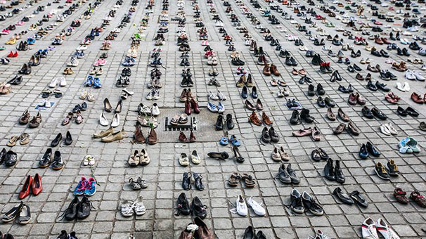 Tüyleri diken diken eden eylem! Tam tamına 4500 çift ayakkabı