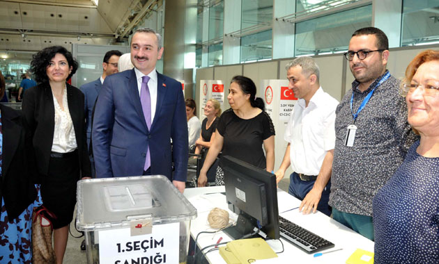 AK Parti İstanbul İl Başkanı Şenocak, havalimanında sandık görevlilerini ziyaret etti