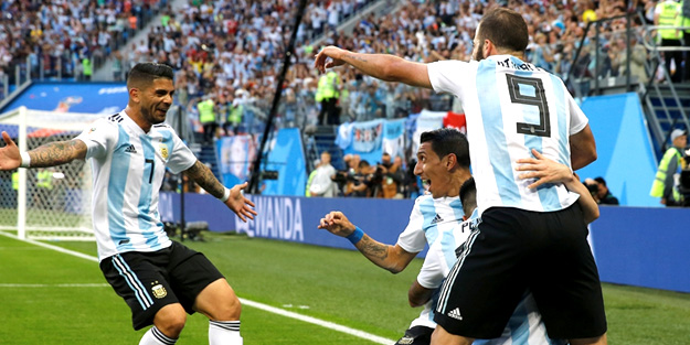 Messi attı, Arjantin tur atladı! 2-1