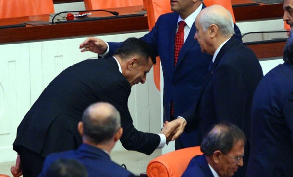 Hayati Arkaz Devlet Bahçeli’nin elini öptü
