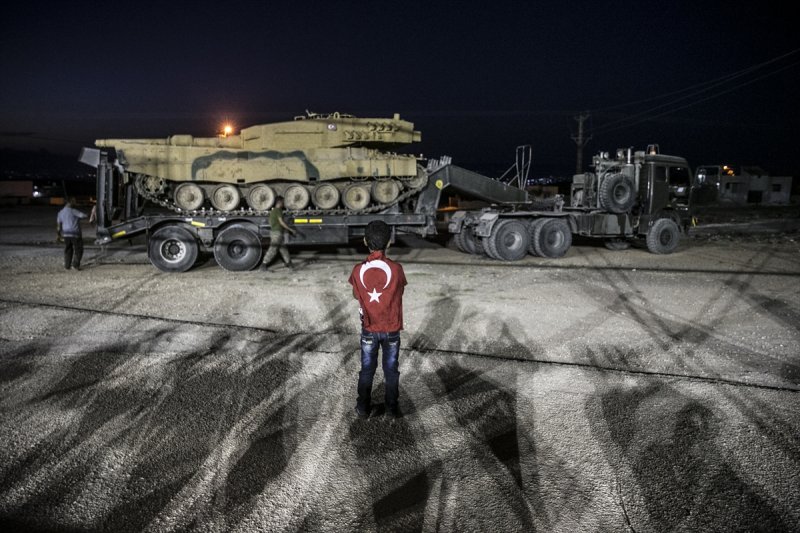 Obüs ve tanklar İdlib sınırında