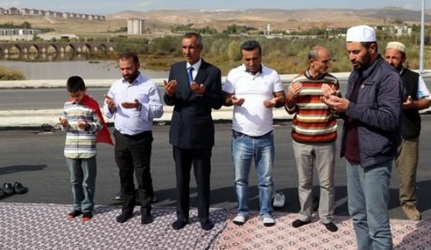 40 yıllık hayal gerçek oldu! Üzerinde şükür namazı kılıp kurban kestiler