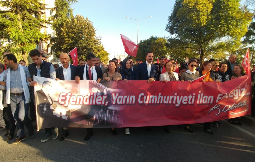 BEYLİKDÜZÜ’NDE BİNLERCE AK PARTİLİ CUMHURİYET BAYRAMINI KUTLADI