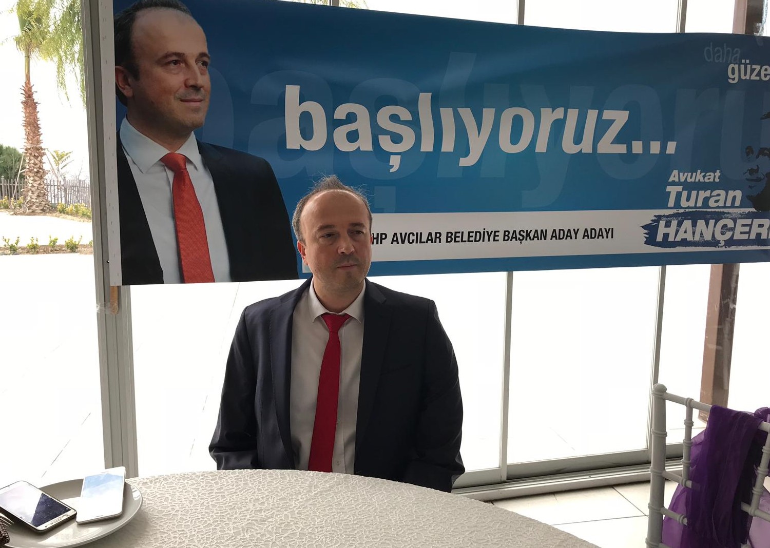 HANÇERLİ GENÇLERE BİRLİKTE YÖNETMEYİ TEKLİF ETTİ