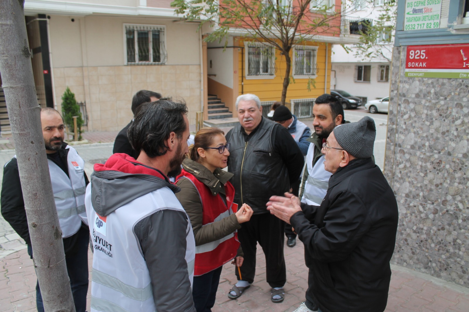 Kapı kapı dolaşıp o “seçmenleri” arıyorlar!