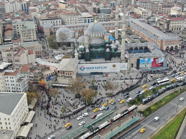 Büyük ikramiye Nimet Abla’ya ‘isabet etti’ bile: Kuyruk 200 metreyi aştı