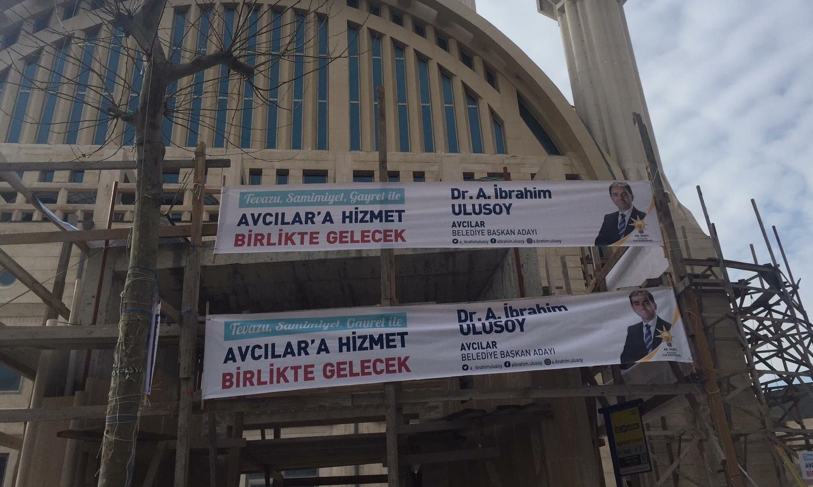 AK PARTİ’Lİ ADAY ERDOĞAN’I DİNLEMEDİ! CAMİYE AFİŞ ASTI