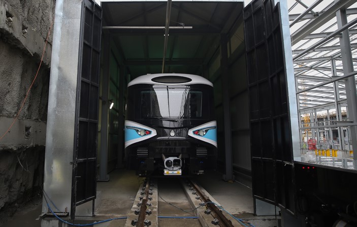 Kabataş-Mahmutbey metrosuna ilk araç indirildi