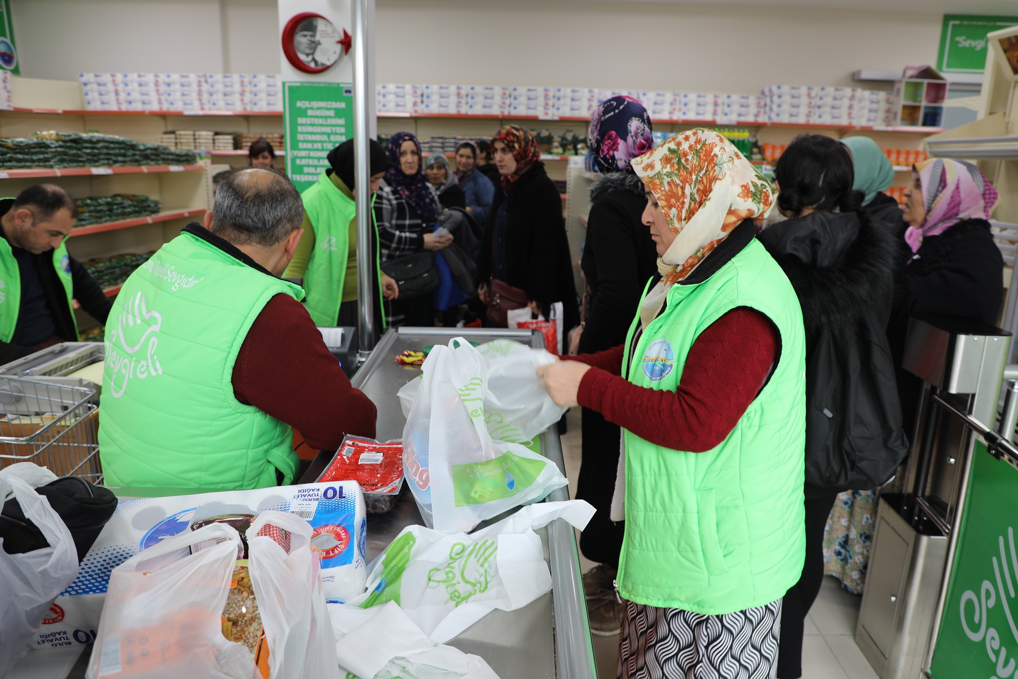 “Sevgi Eli Market” insanların yüzünü güldürüyor