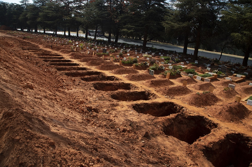 Güney Afrika’da Kovid-19 nedeniyle ölenler için 1,5 milyon kişilik toplu mezarlar hazırlanıyor
