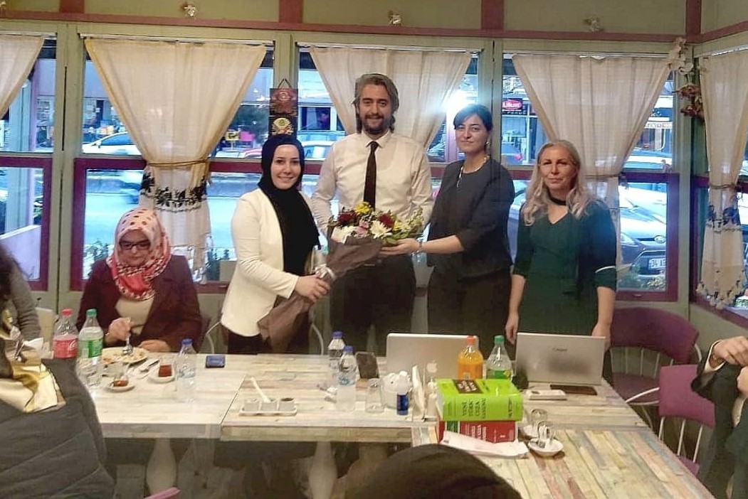 BÜYÜKÇEKMECELİ AK KADINLAR SEÇME VE SEÇİLME HAKKINA DİKKAT ÇEKTİ