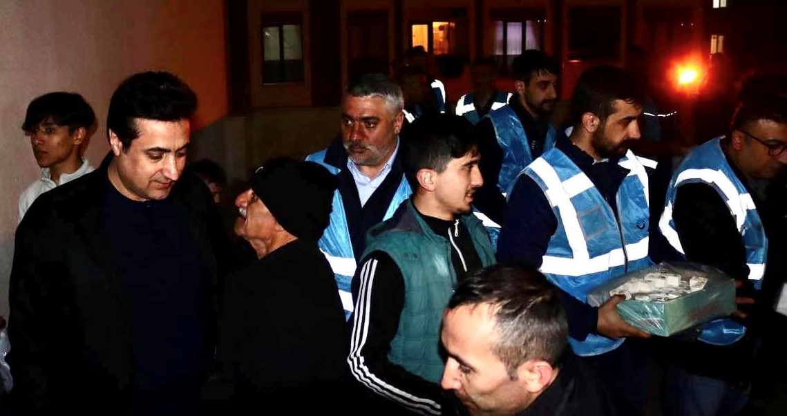 DEVA PARTİSİ’NDEN KANDİL GECESİ TATLI İKRAMI