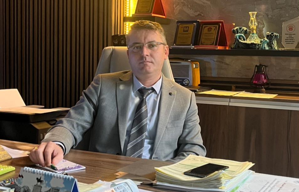ERKAN SANATSEVER ANNELER GÜNÜNÜ KUTLADI