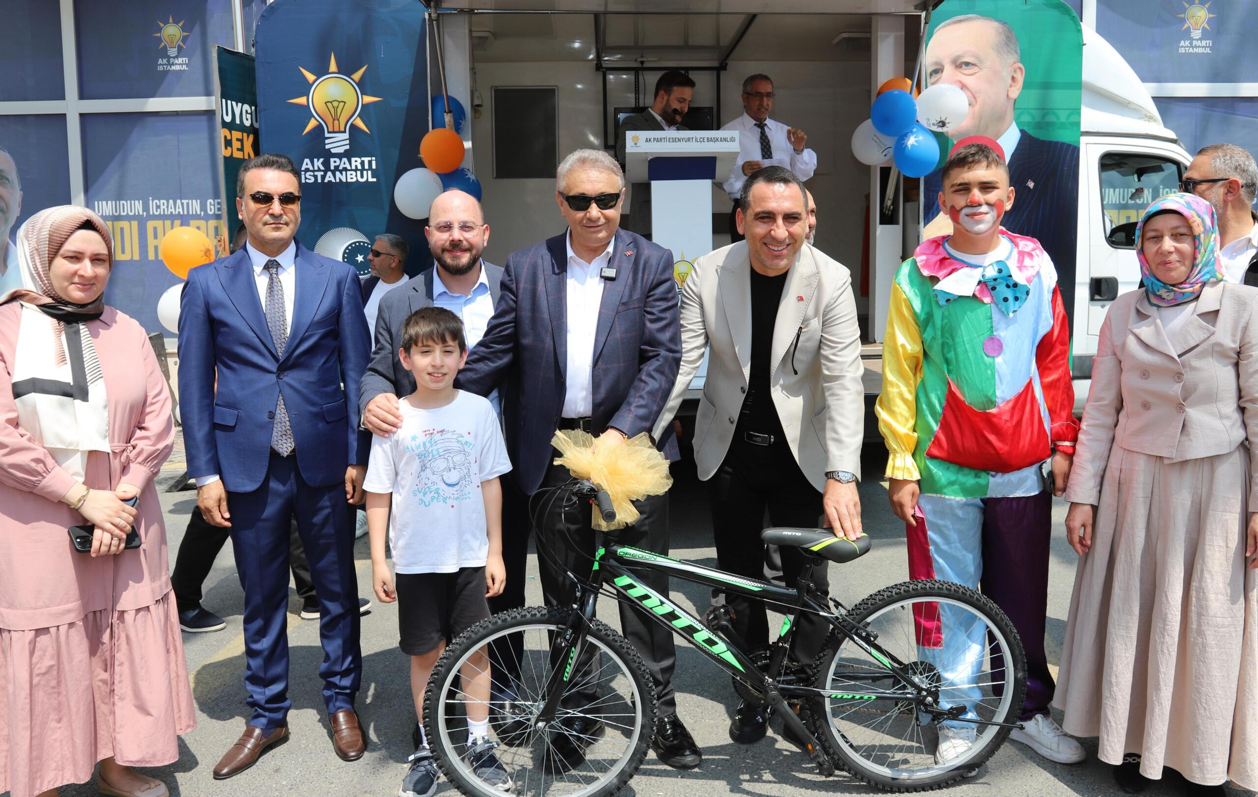 ESENYURT AK PARTİ’DEN ÇOCUKLARA JEST: MUTLULUKLARI İKİYE KATLANDI