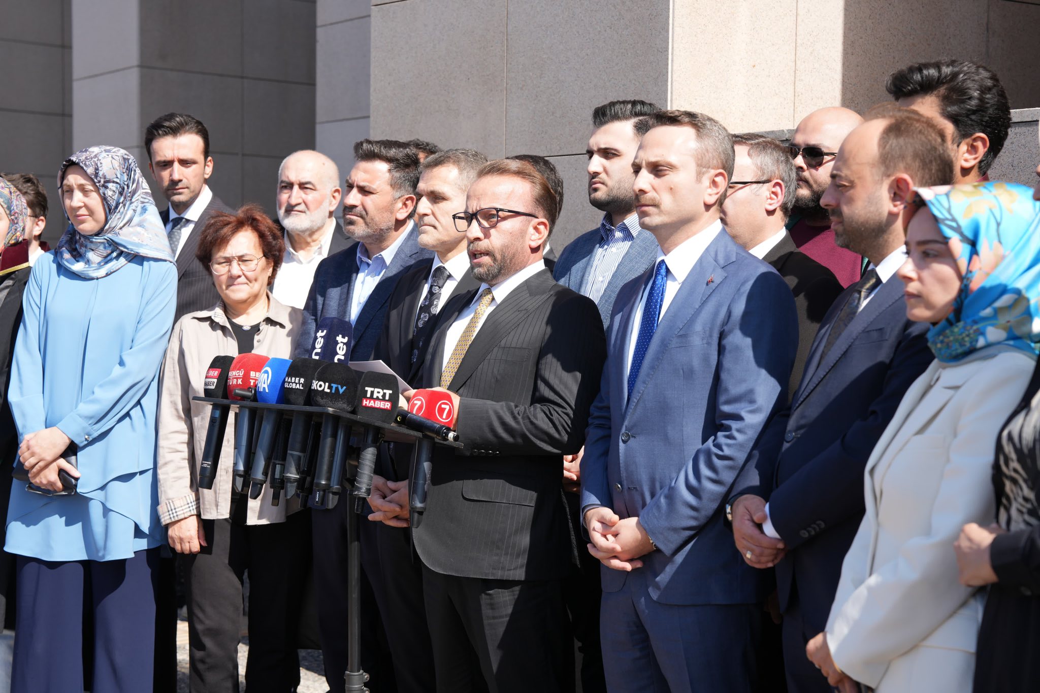AK PARTİ İL BAŞKAN YARDIMCILARI ÖZGÜR ÖZEL’İ MAHKEMEYE VERDİ