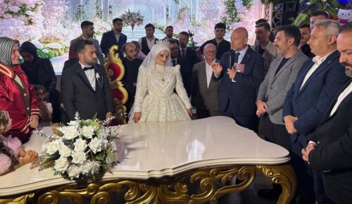 DİLLERE DESTAN DÜĞÜNLE DÜNYA EVİNE GİRDİLER