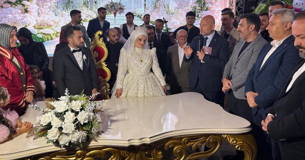 DİLLERE DESTAN DÜĞÜNLE DÜNYA EVİNE GİRDİLER