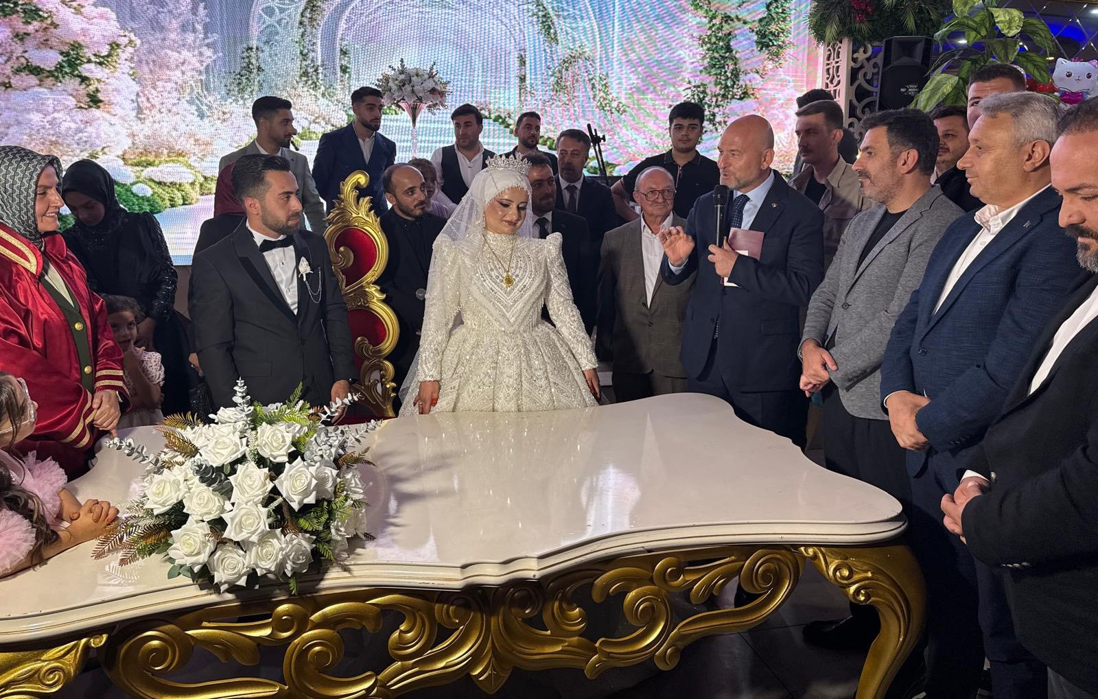 DİLLERE DESTAN DÜĞÜNLE DÜNYA EVİNE GİRDİLER