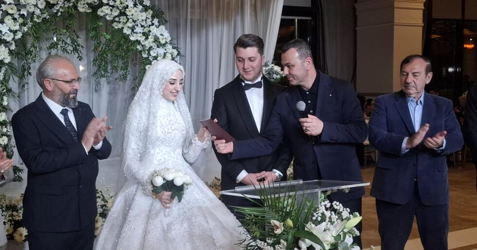 DİLLERE DESTAN DÜĞÜNLE DÜNYA EVİNE GİRDİLER