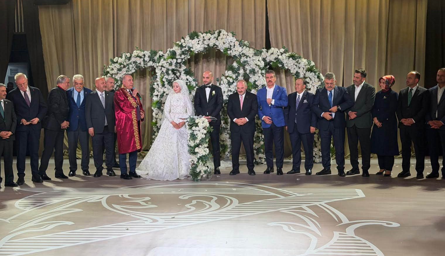 DİLLERE DESTAN DÜĞÜNLE DÜNYA EVİNE GİRDİLER